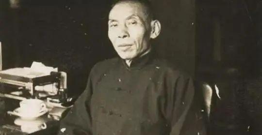 1918年，杜月笙去歌舞厅会友，突然，他一手搂住舞女的腰，另一只手要伸进她的胸口