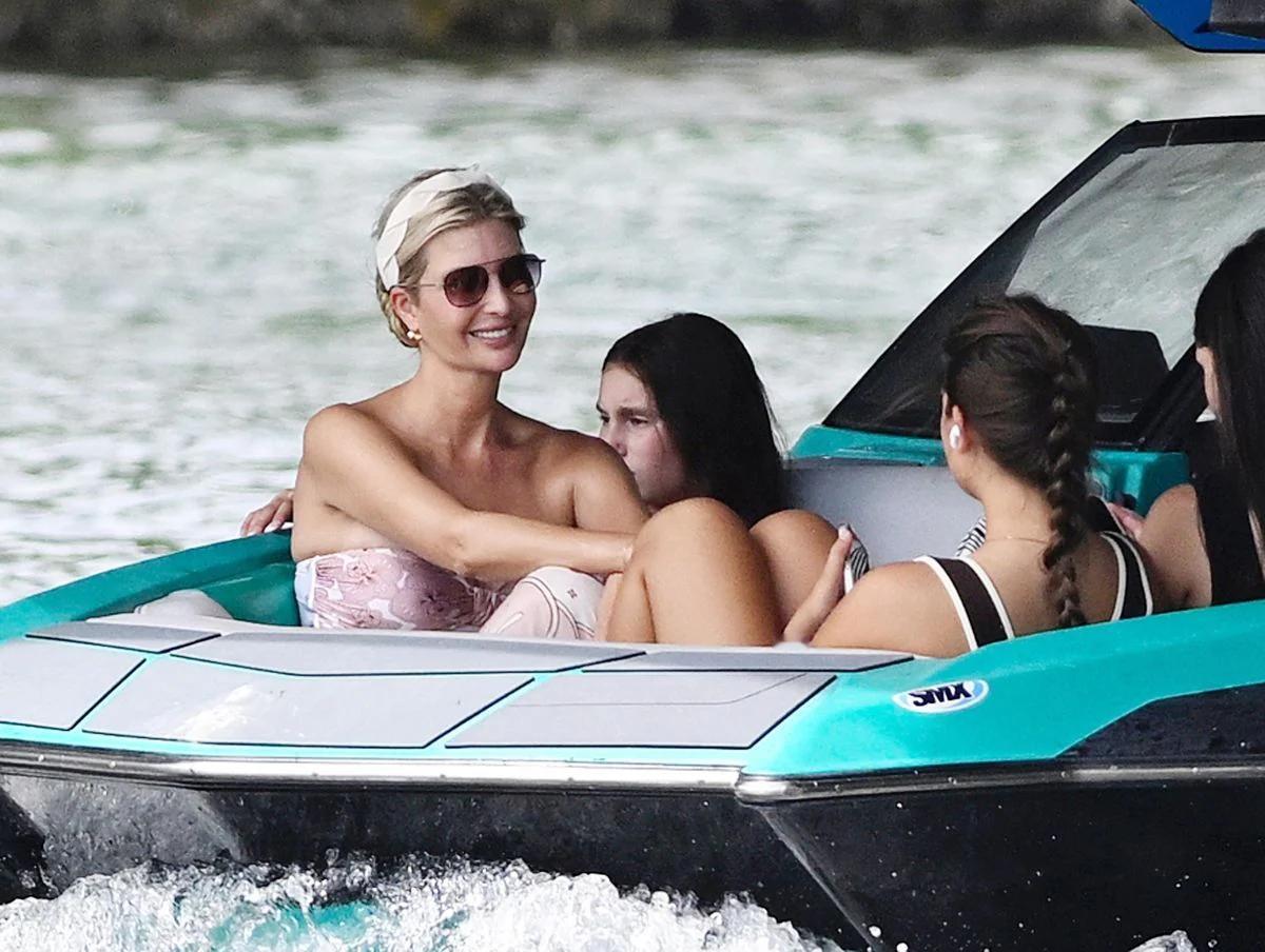 扔下总统老父亲，伊万卡离开政界一身轻松。她最近多了个让外界惊掉下巴的头衔——国际