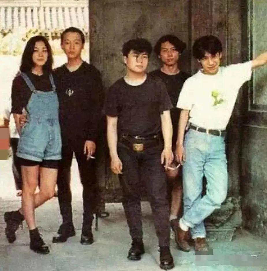 这照片摄于1994年，是王菲与窦唯热恋时的合影，那时的窦唯瘦骨伶仃，双腿罗圈，烟
