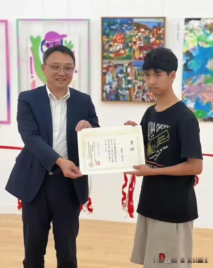 郑钧的儿子被吐槽长得不如父亲，妈妈刘芸赶紧又发了几张孩子的照片补救。但是实话实