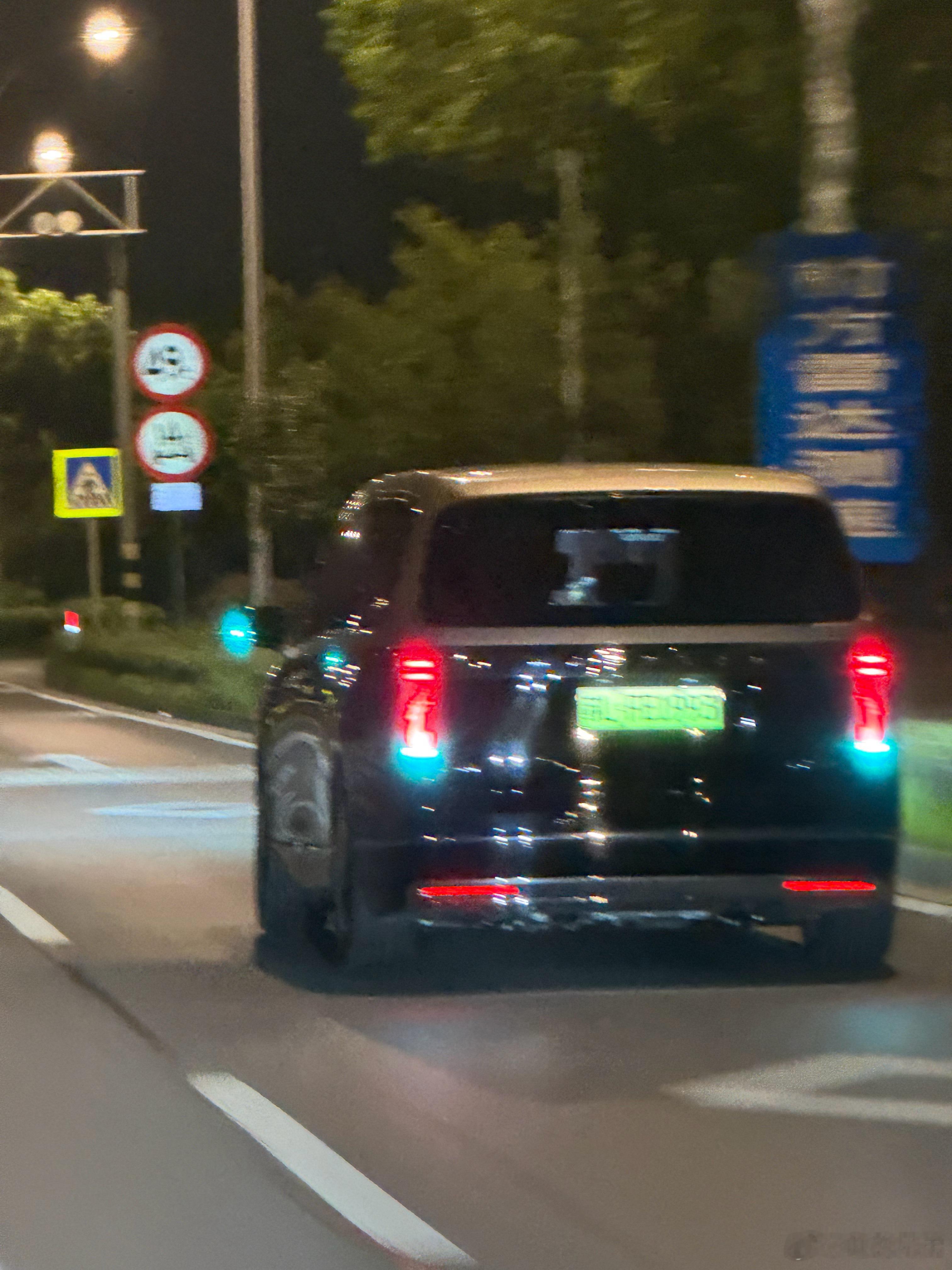 在我们本地第一次看见尊界V800，这车在路上看着确实尊，闪亮闪亮的，辨识度极高。