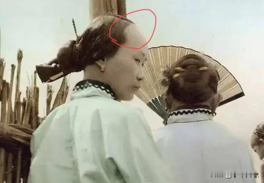 在清朝，女的也得被强制剃发，而且剃的更丑！不管结没结婚，女性都必须遵守满清的