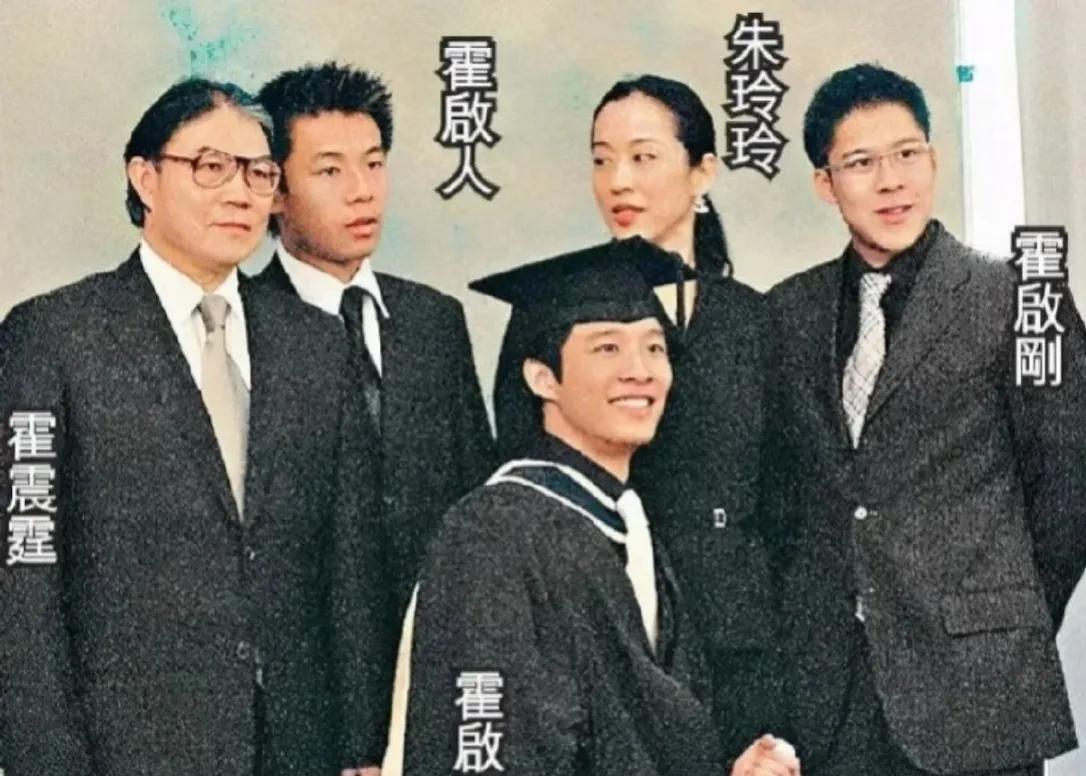 #霍震霆曝儿子霍启仁已结婚#霍震霆证实其36岁幼子霍启仁已与31岁泰国华裔女友