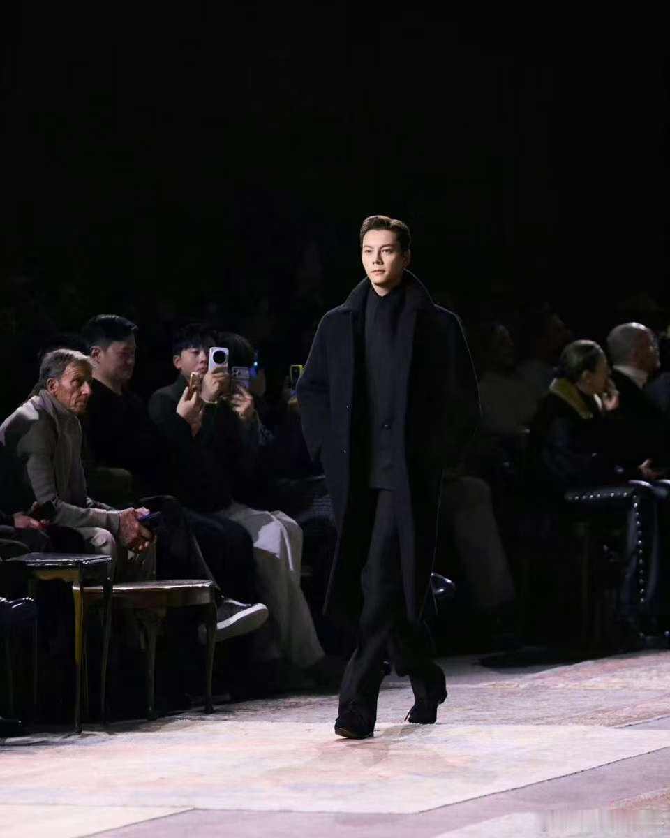 陈伟霆这次完全男模来的陈伟霆首秀太惊艳啦！顶级骨相撑起老钱风穿搭，绅士又优雅，