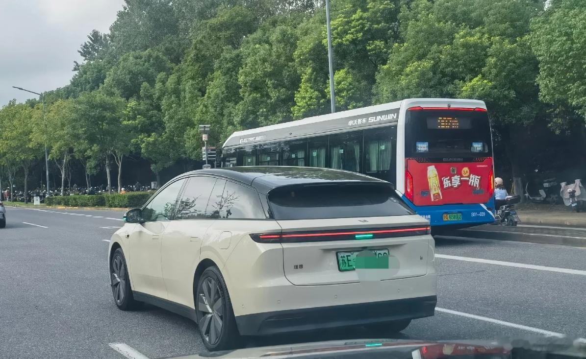 李想没骗大家，理想i6确实上市即交付，让首批车主能够开新车欢度国庆~~~​​