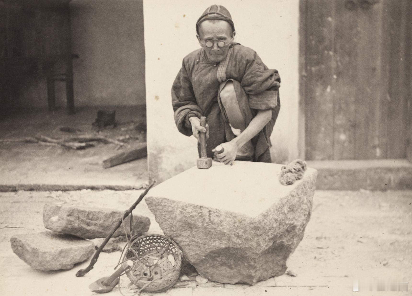 一位戴着眼镜的石匠，1900年​​​