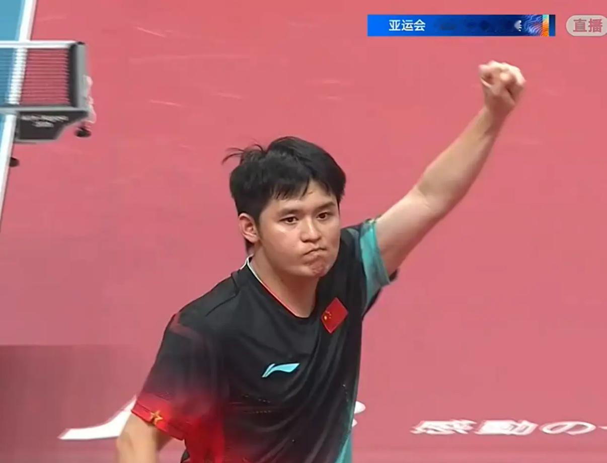 王励勤也坐不住了！林诗栋3:1拿下户上隼辅那一刻，看台彻底沸腾！谁能想到，平时一脸严肃的乒协主席，这
