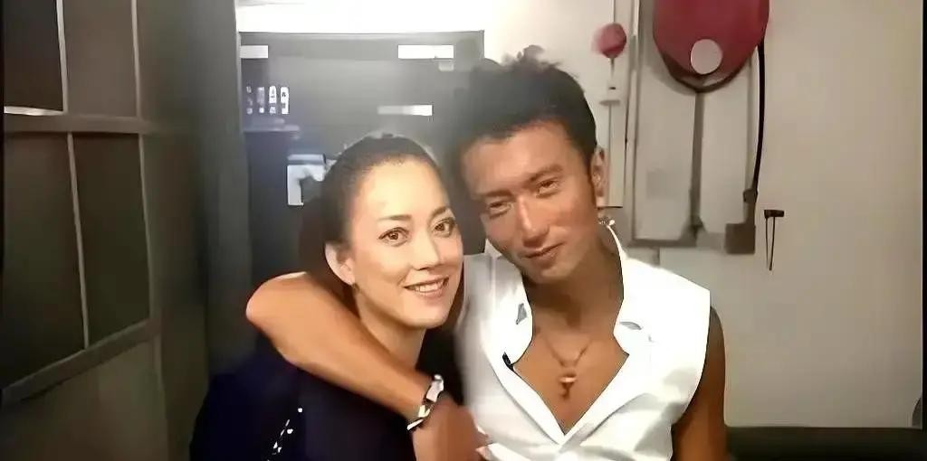 谢霆锋跟女经纪人霍汶希绑着共事30年，没人说闲话。王菲和男摄影师瑞恩处了16年，一堆人追着问谢霆锋吃
