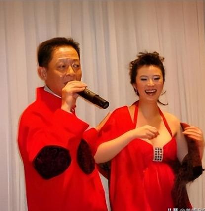 2008年，女富婆陈坚红迷上了王志文，她抛出一个无法拒绝的条件，“我五亿身家，年