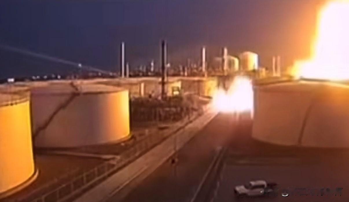 乌军夜袭俄能源基地，油库热电化工争相爆炸！伏尔加格勒油库斯摩棱斯克热电厂阿菲普斯