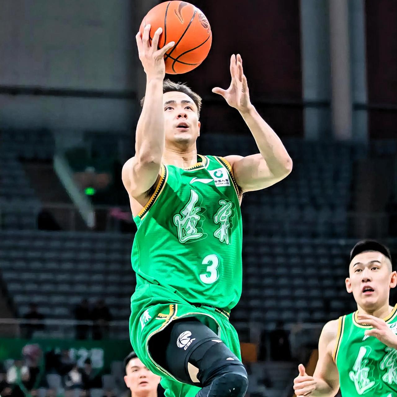 辽宁男篮2025-26赛季的整体实力本赛季辽宁男篮整体呈现“王朝褪色、阵容重