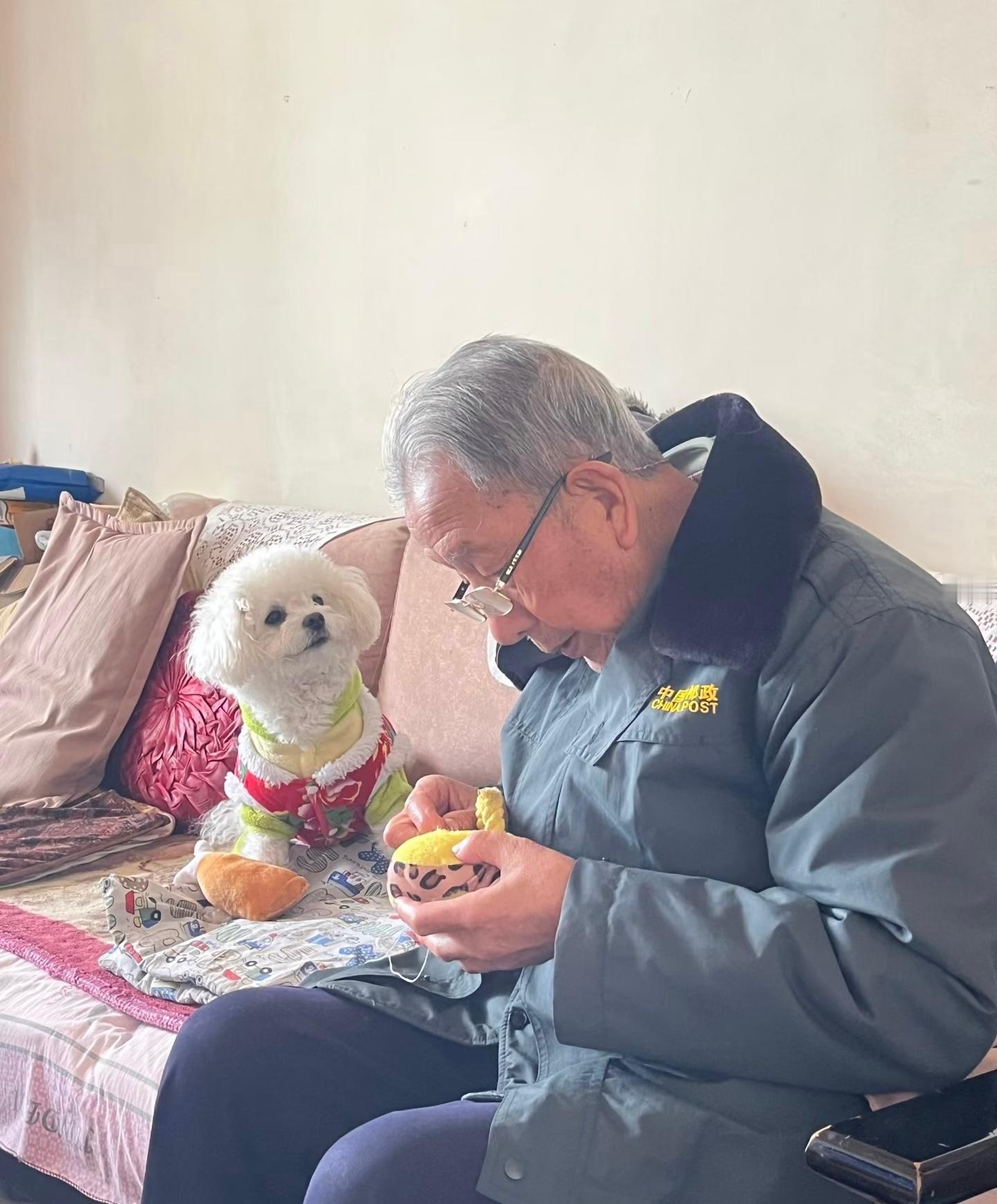 小狗：爷爷是大英雄，修好了我的玩具！