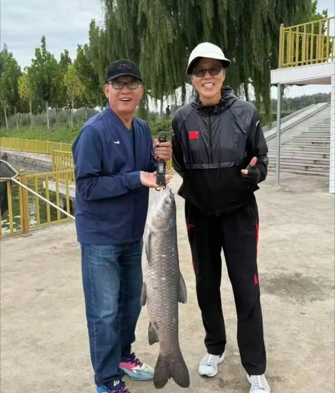 64岁的郎平大姐跟74岁的老伴儿在北京钓鱼，好家伙，钓上来的鱼大得离谱！这俩人晚