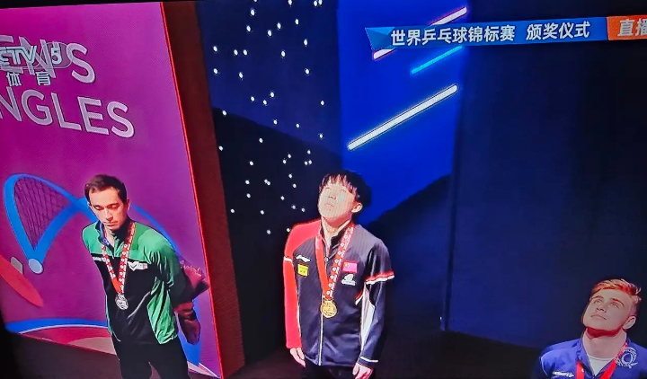 颁奖台上，王楚钦的意气风发与雨果的一脸不服，形成了鲜明对比。这场世乒赛男单决赛的
