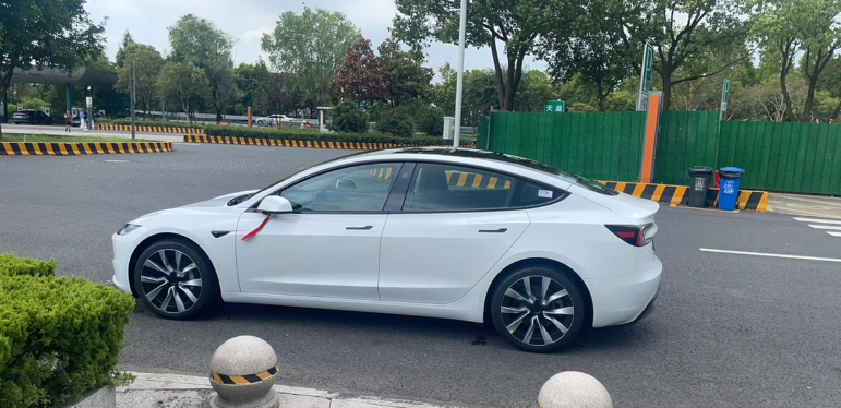 model3长续航使用2月分享优点:1、续航，夏天正常开基本都能跑到表显，城区