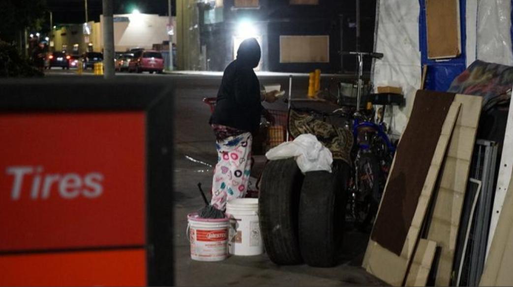 /为啥美国人一旦没房子住就会崩溃呢？答案很简单，美国两大经济支柱——保险和税