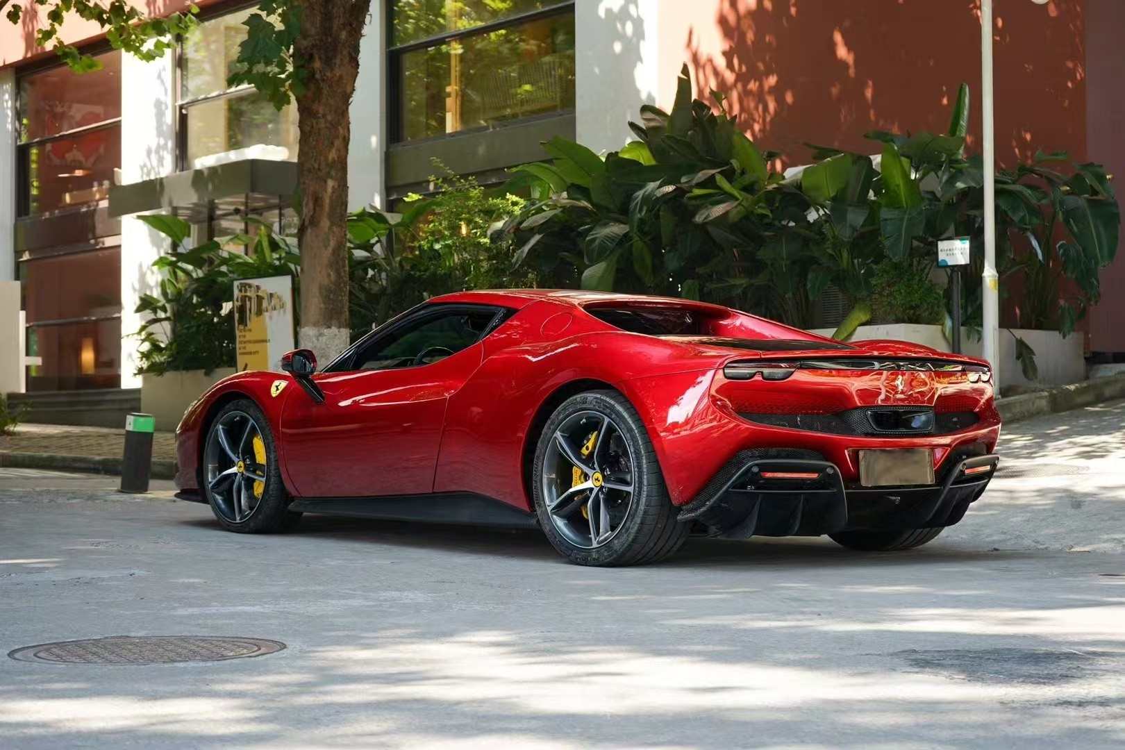再来一台高雅深沉红法拉利296GTB24年法拉利296GTB6900公里