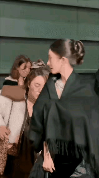 [罕见的一幕:姚安娜瞧不起杨幂？]姚安娜眼神里满是无视，不搭理杨幂，尽管杨幂早