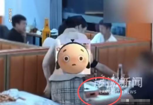 南京，烧烤店的女老板娘身材性感，穿着包臀裙在店内忙活，被店内一个醉酒男子盯上了，