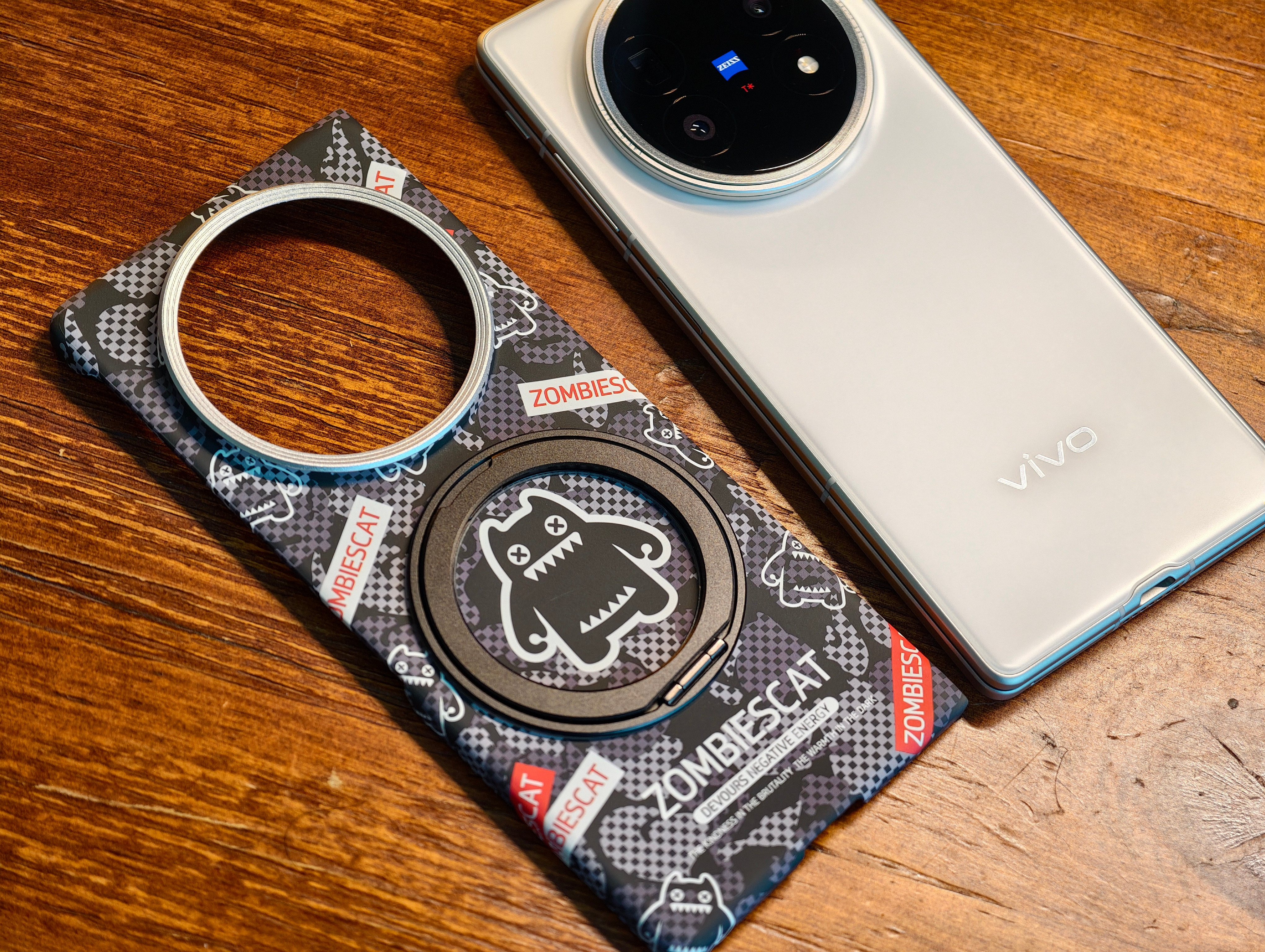 终于等到了vivoXFold5的魔鬼猫磁吸支架手机壳，魔鬼猫系列壳子不沾指纹