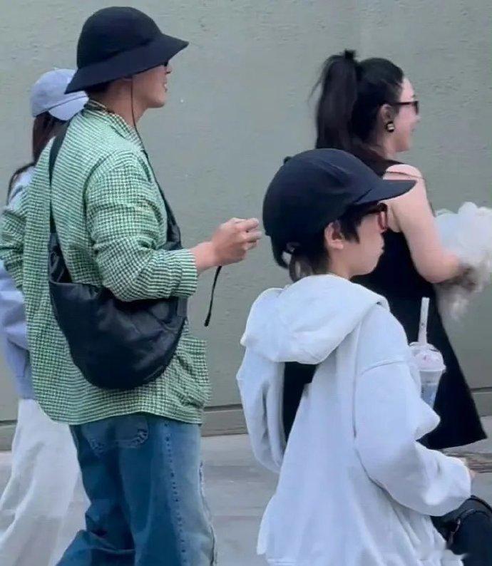 贾乃亮与前妻同带甜馨出游，尽显大度。霍思燕一家也加入其中，一同游玩，画面温馨和谐