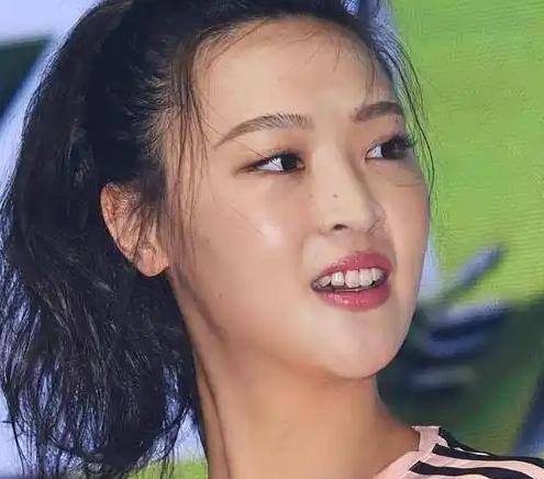 2018年，“排球女神”惠若琪如愿嫁给了“北大才子”杨臻博。结婚两年，却迟迟没有