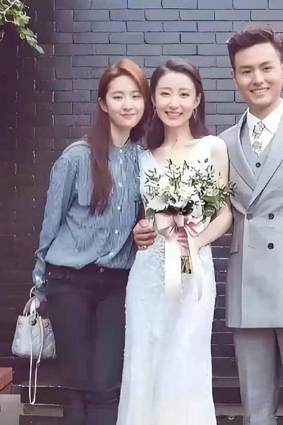 第一次看见这张照片哇刘亦菲还参加过朋友婚礼吗谁结婚啊这是？​​​新娘也