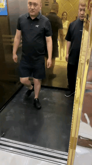 你俩已经被姑娘列为嫌疑人了