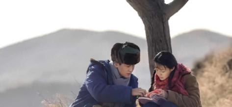 1978年，知青王鲁明调到中学当老师。煤油灯昏黄的光线下，他批改作业的手突然