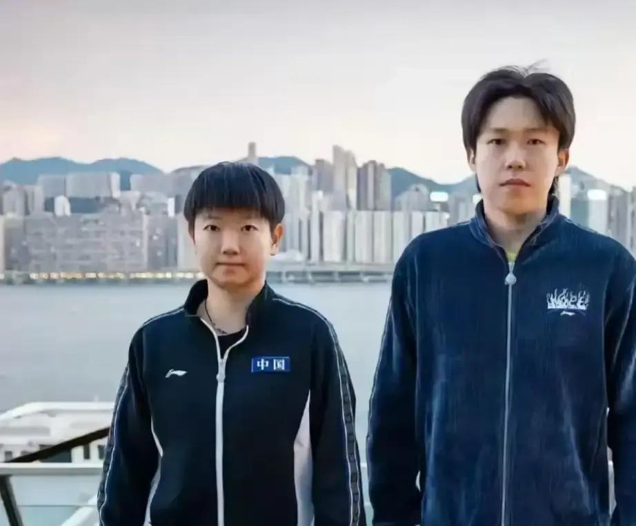 拍宣传照不用笑？品牌方没发飙？粉丝还涨了50万？摄影师喊了三次“笑一个”。