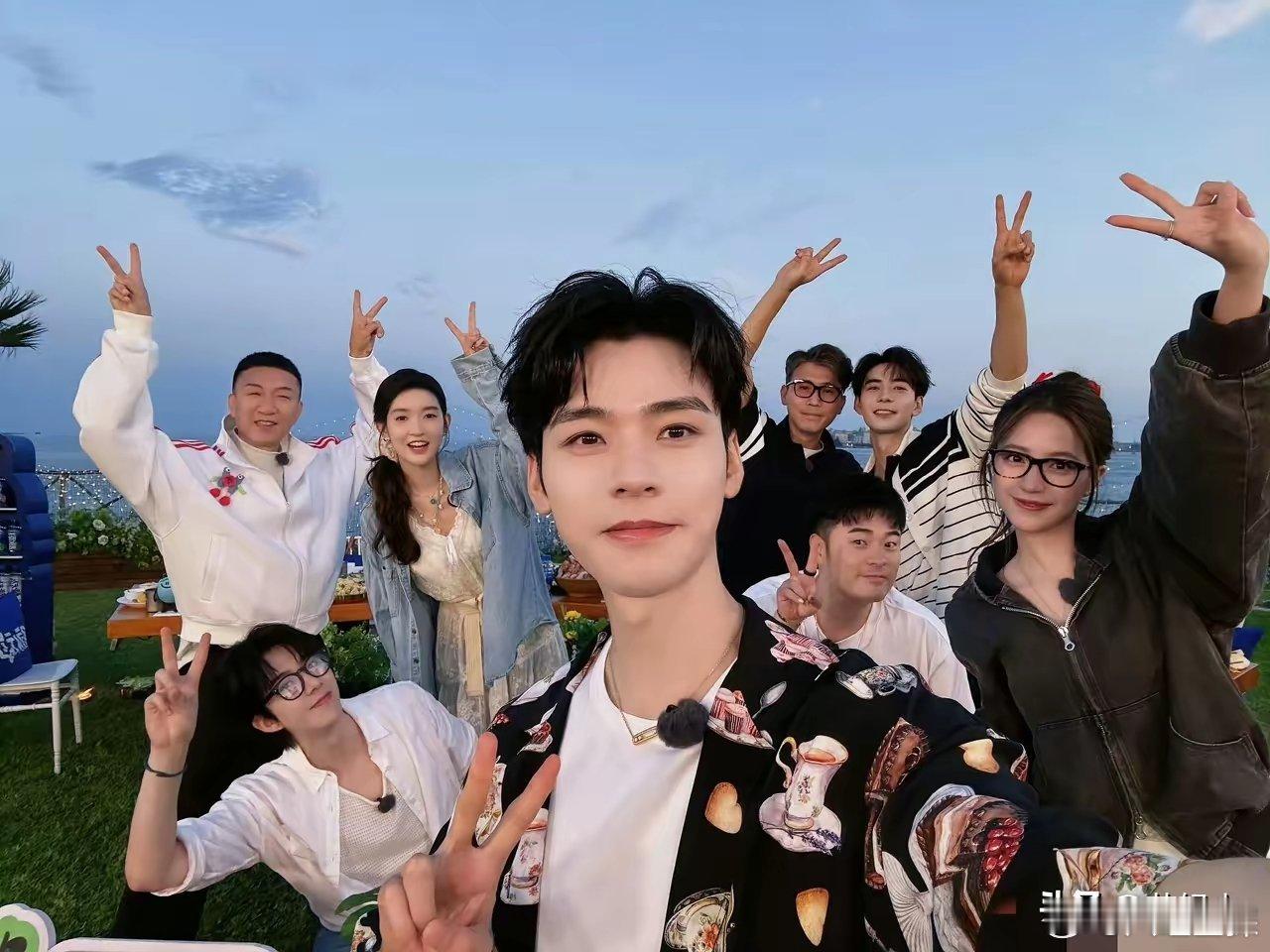 没想到《地球超新鲜》第二季都定了，基于首季播放量破亿、弹幕量创站内纪录及豆瓣8.