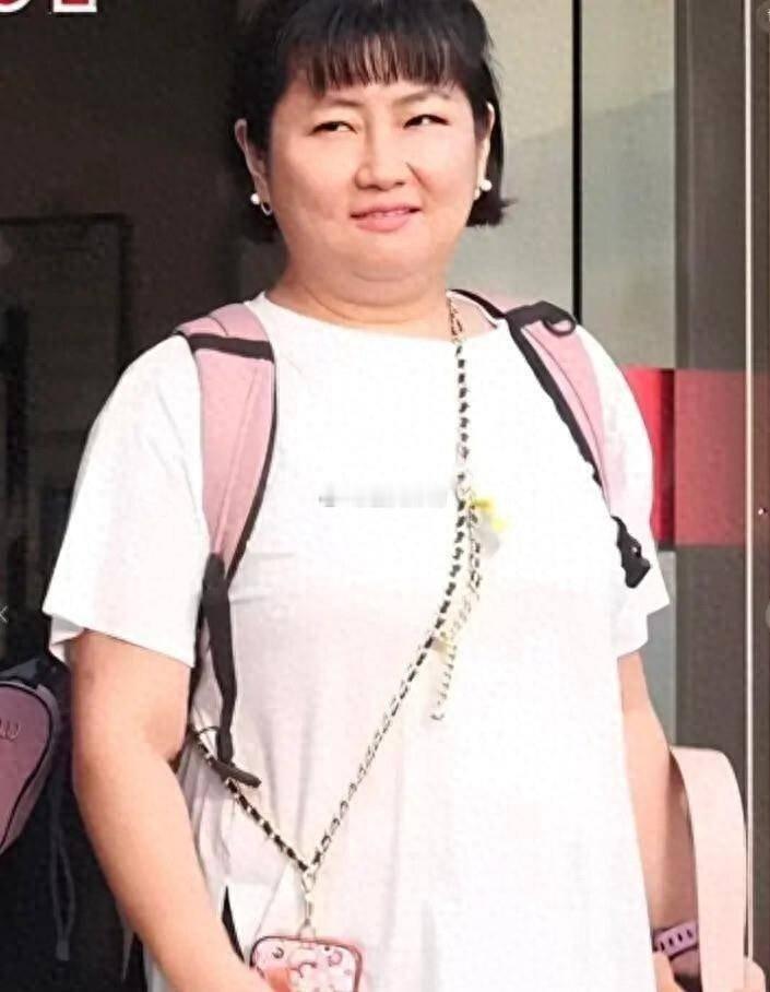 44岁任家萱身材变化明显，男友陪伴接娃，婚姻却迟迟没有着落！曾经的S.H.E甜妹