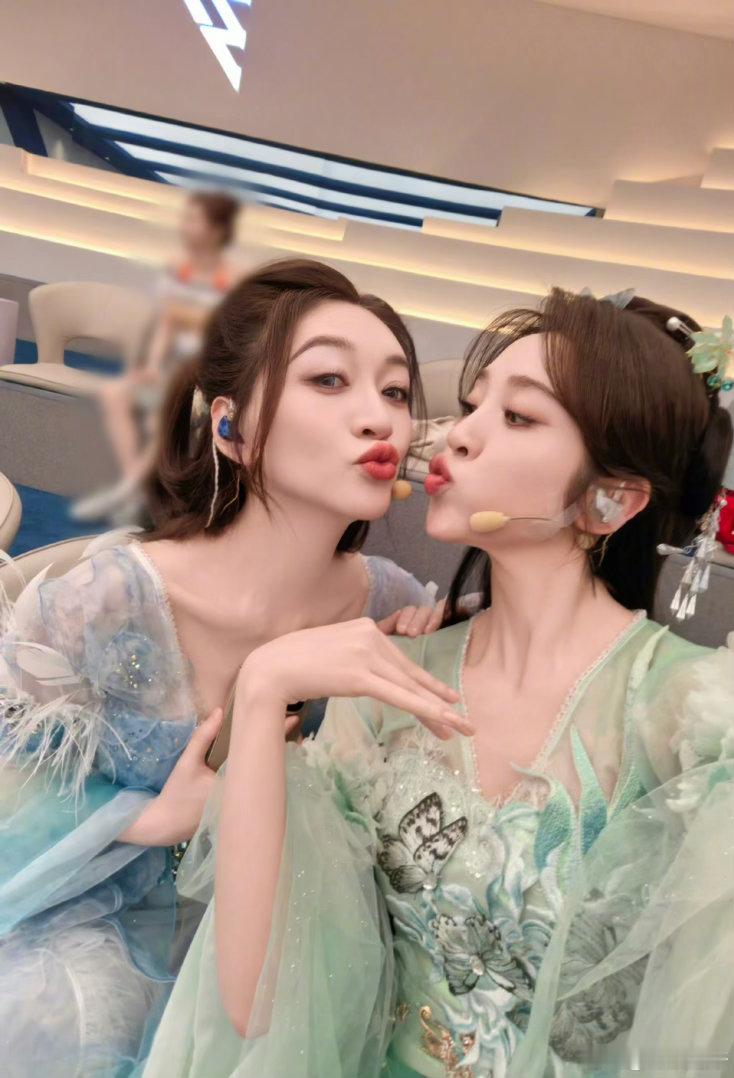 唐艺昕乘风四公队长唐艺昕当队长啦！带队孙怡、范玮琪、江语晨唱《胆小鬼》，期待四公