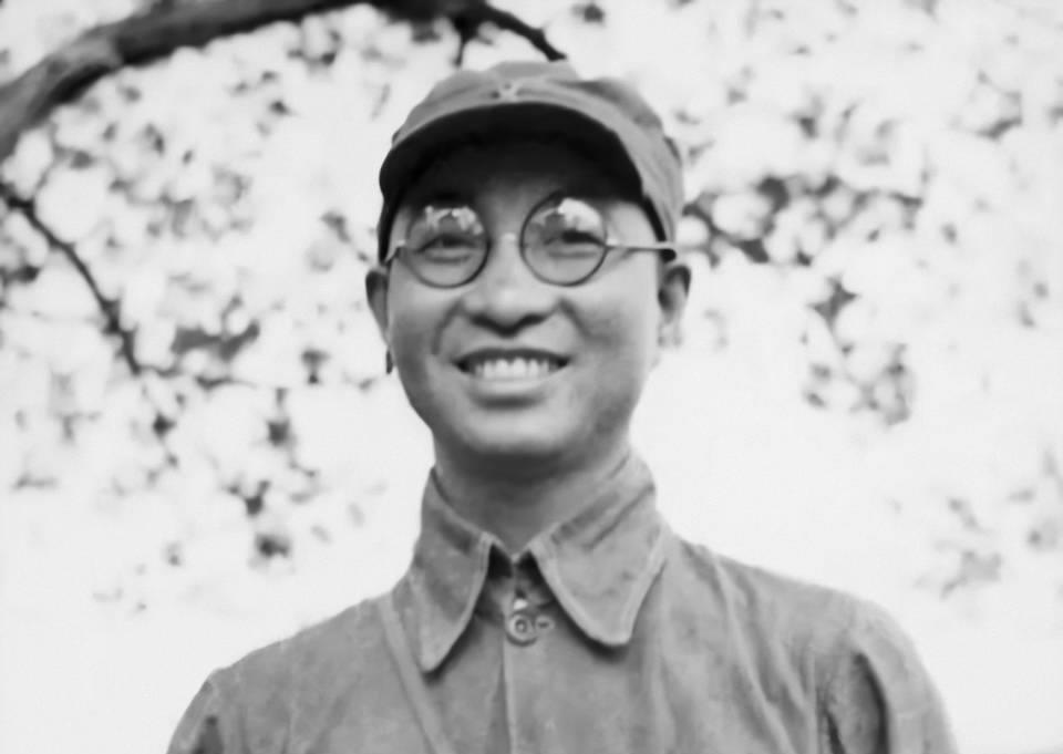 1943年毛主席正在主持会议，陈赓突然上台中断讲话，背后原因让在场众人忍俊不禁！