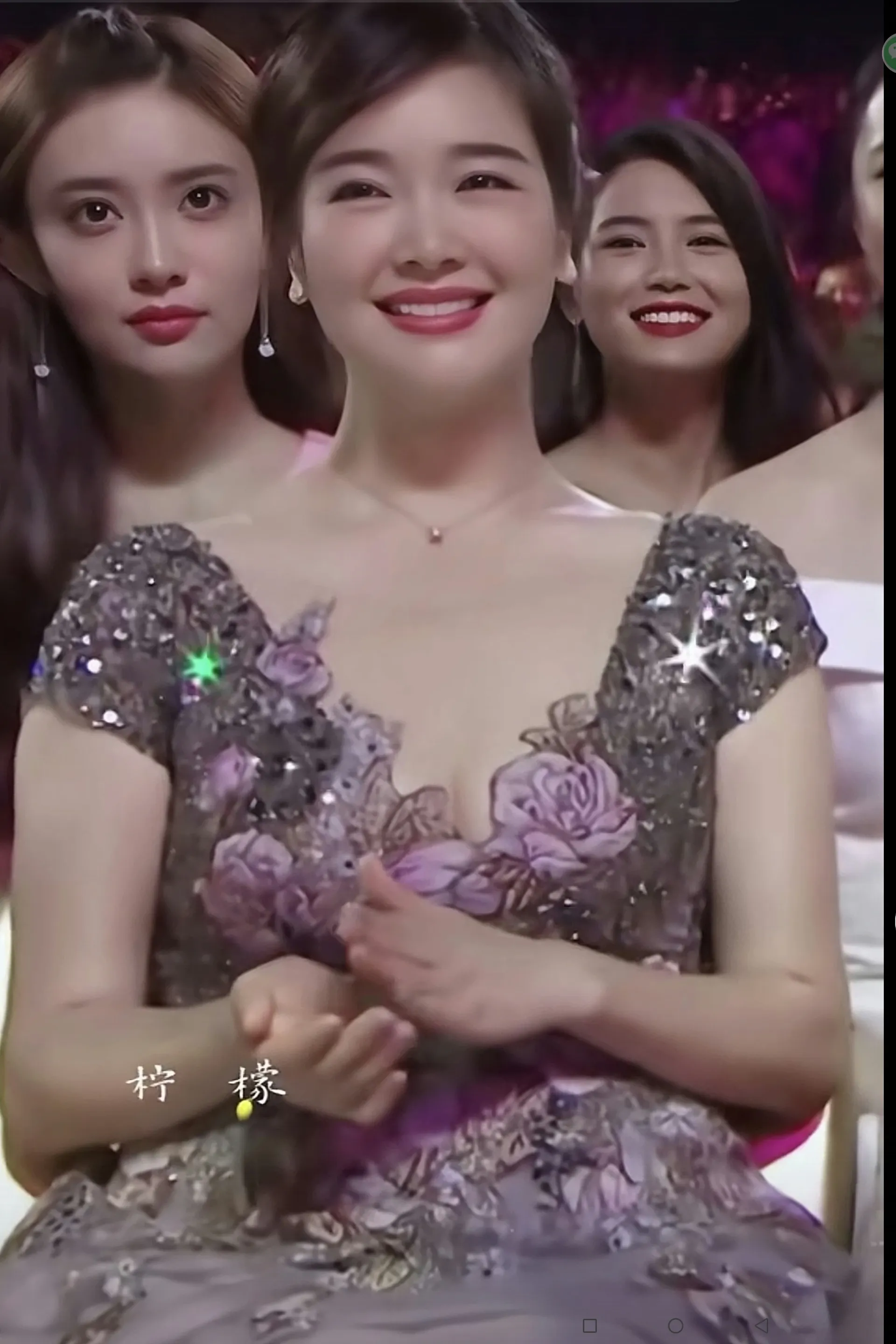 这位美女演员看过去“脸熟”，但不知道叫什么名字？应该说，这位演员还是很漂亮的，