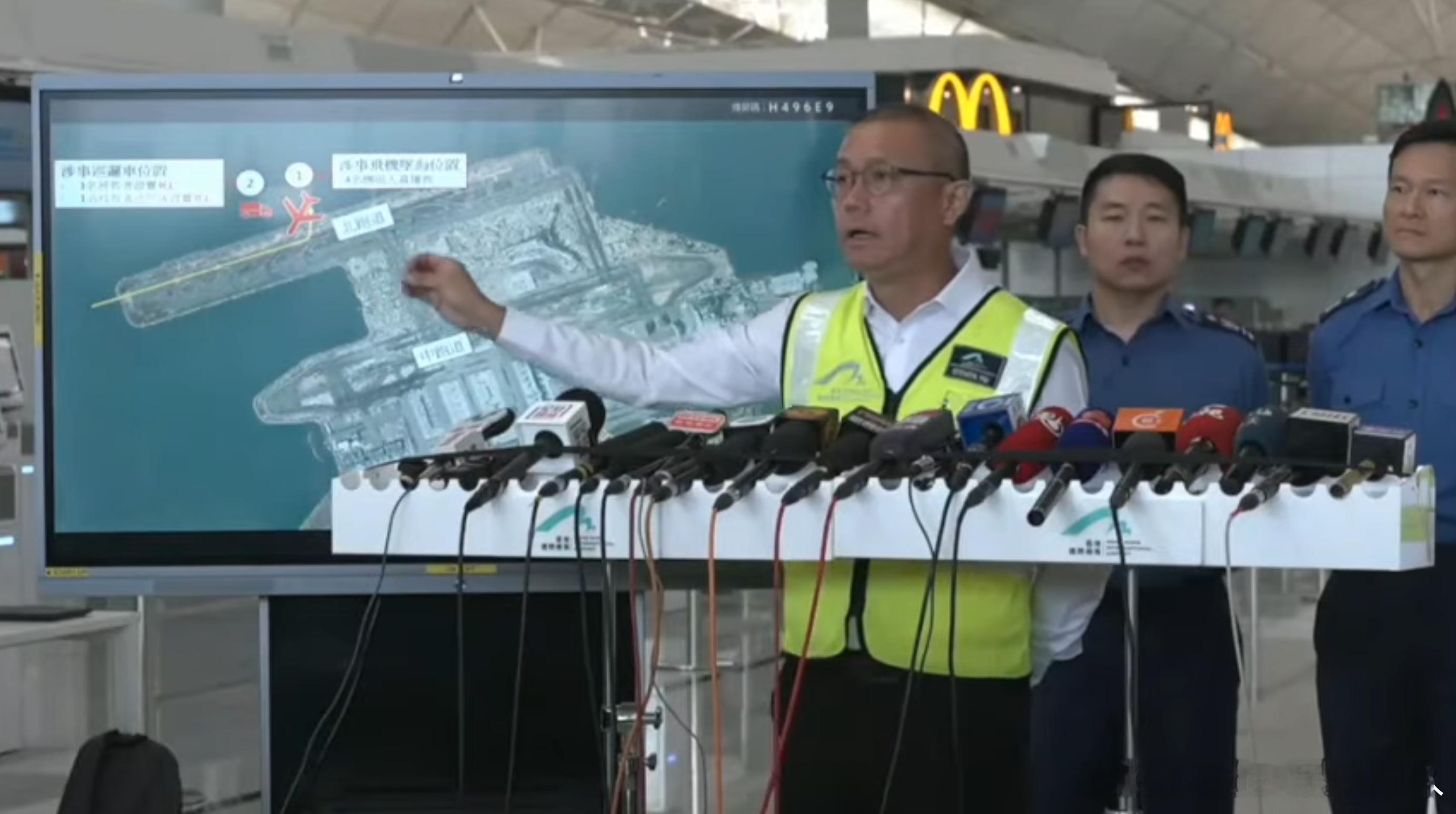 香港机场一飞机降落撞地勤车致2死地勤车上两名工作人员是真的惨，被飞机撞入海里。