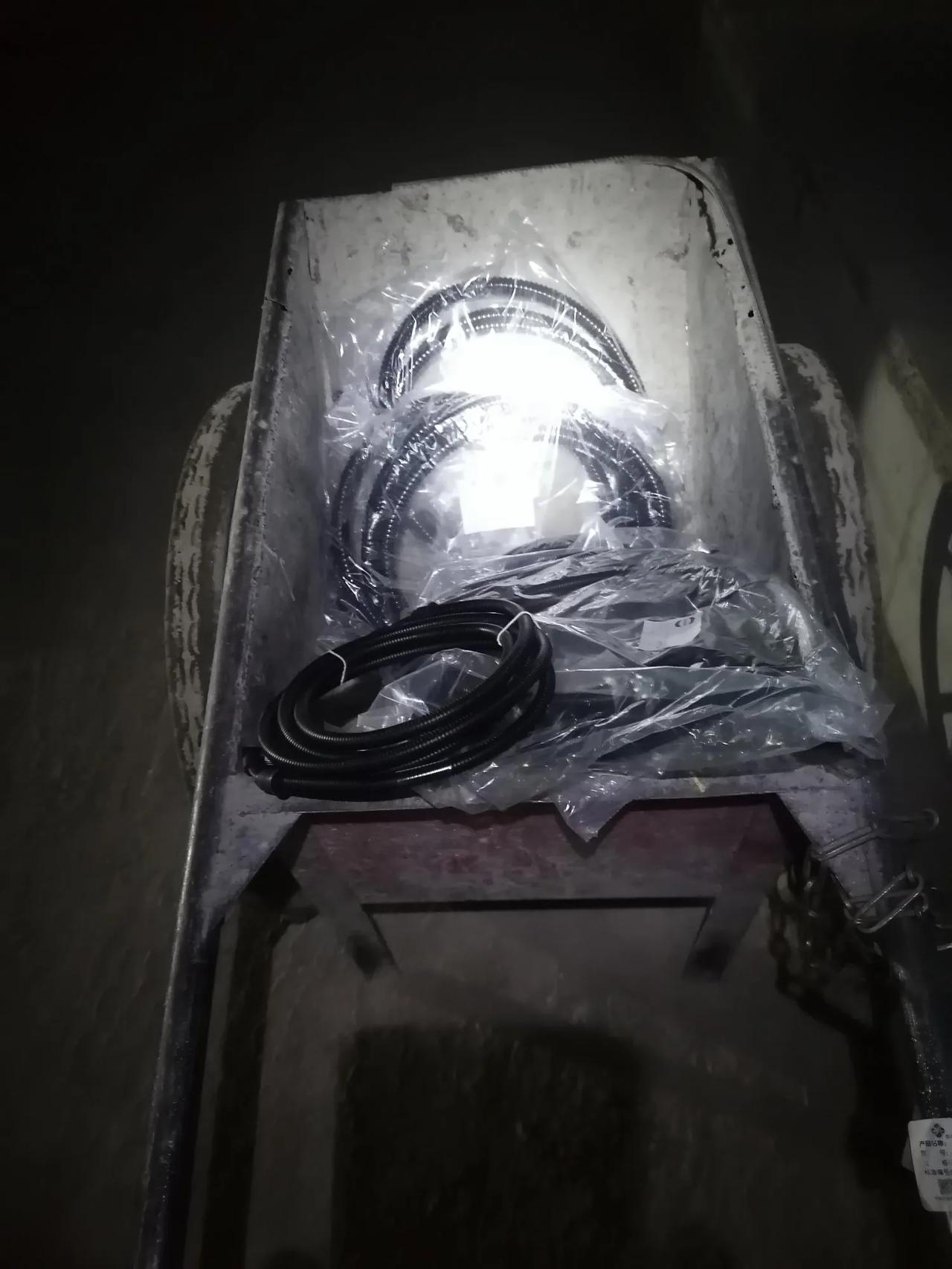 大家好，我是水电工星仔，最近有一个非常热门的话题，叫防止农民工滞乡，过去，一个