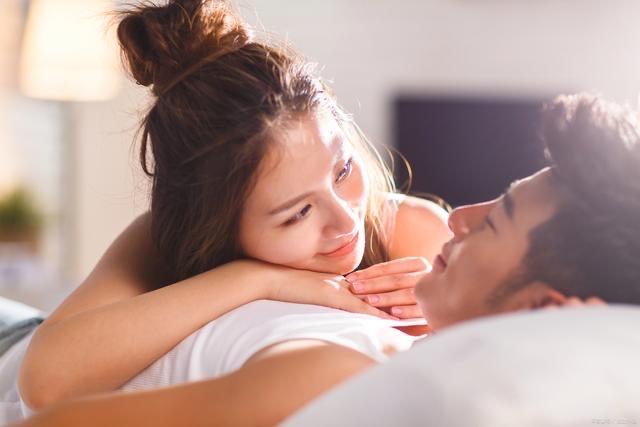 男女感情世界里关于分手的“约定俗成”。感情中有种不成文的准则：一日不联系默认