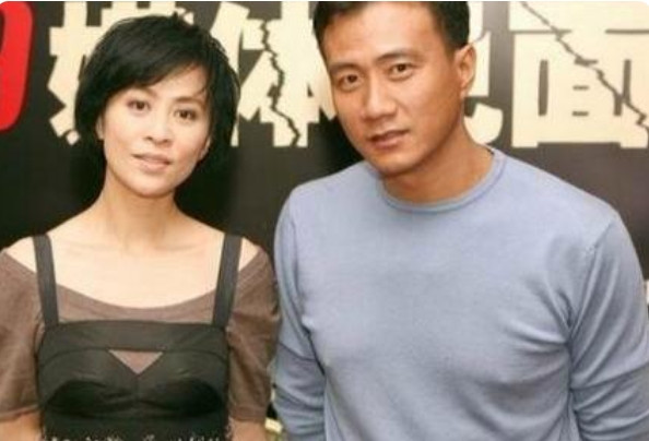 2015年，胡军儿子过生日时，刘嘉玲提出想做孩子的干妈，胡军立马答应了，让康康下