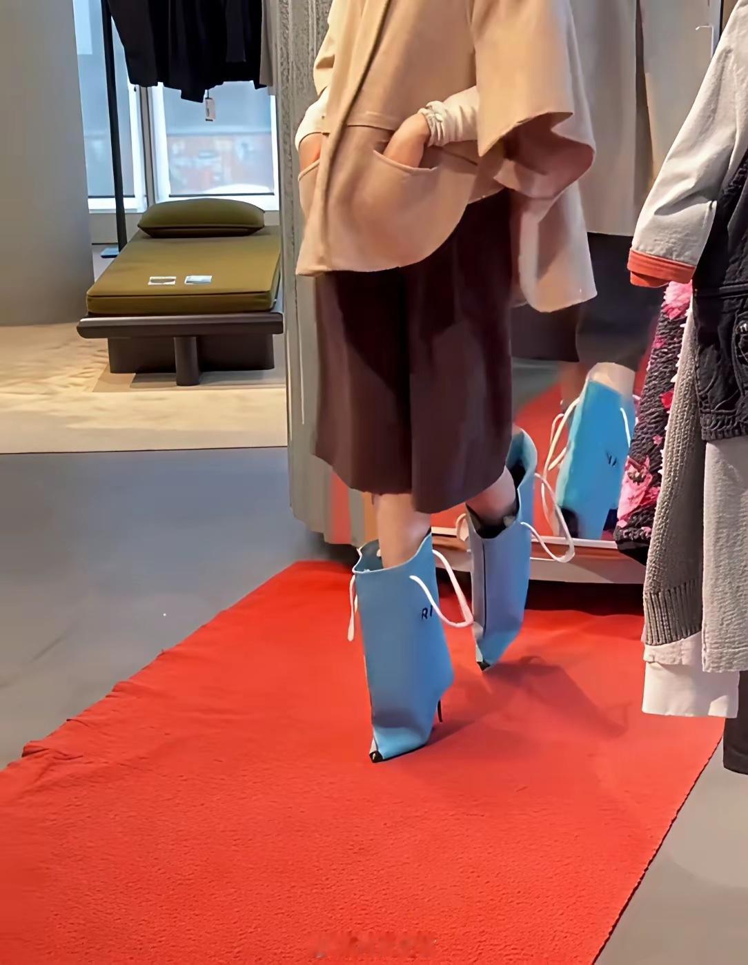 这双鞋子，真的时尚吗？有点像购物袋套脚上…