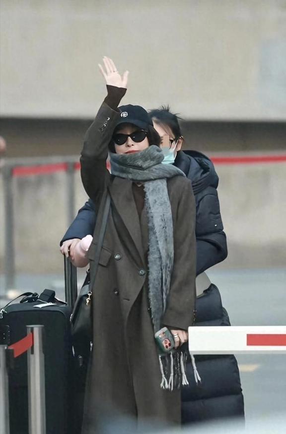 秦岚以一身高级感十足的10万行头亮相央视，却因暖心互动和自然举止更显魅力。46岁