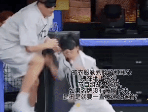 郭艾伦//周深跑男撕名牌事件撕名牌环节争议：在7月11日播出的澳门特辑中，郭艾伦