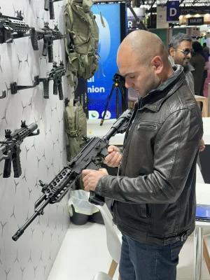 近日巴黎防务展上的印度3s公司生产的轻武器