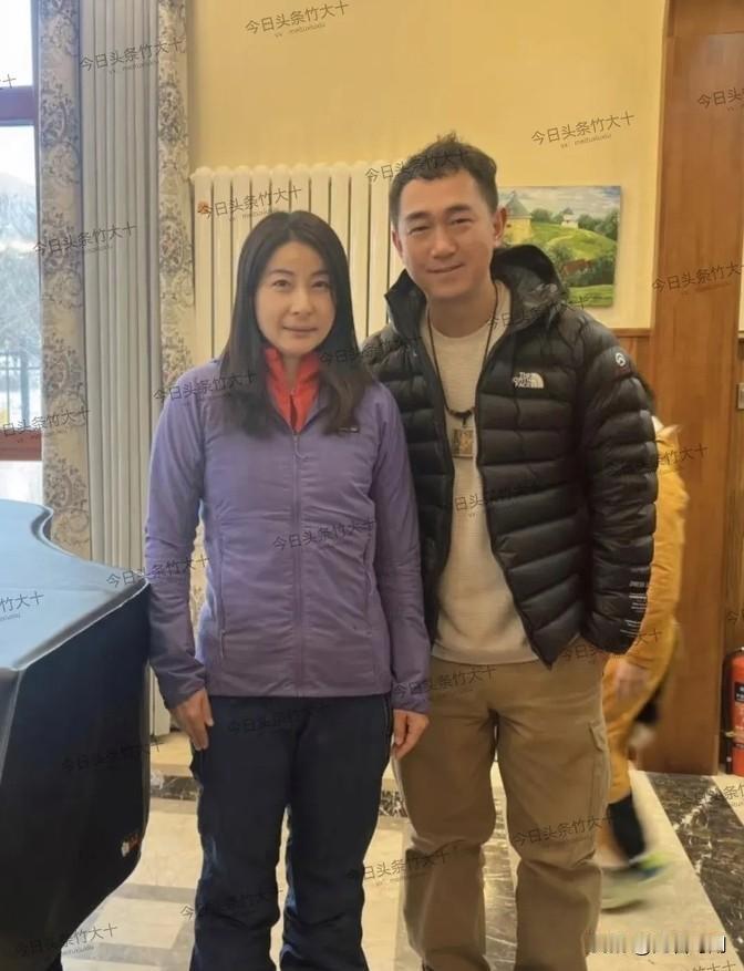 看到网上有人说郭晶晶穿得有点“一言难尽”，但我觉得挺好的啊。她这身打扮很家常，看