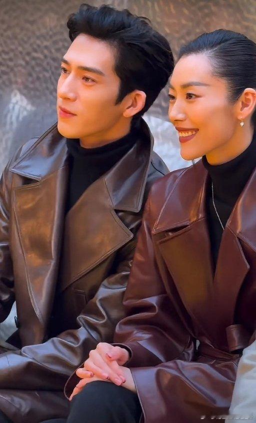 刘雯井柏然秀场合体10月30日，在北京合体参加品牌活动，他们的情侣💑装很时