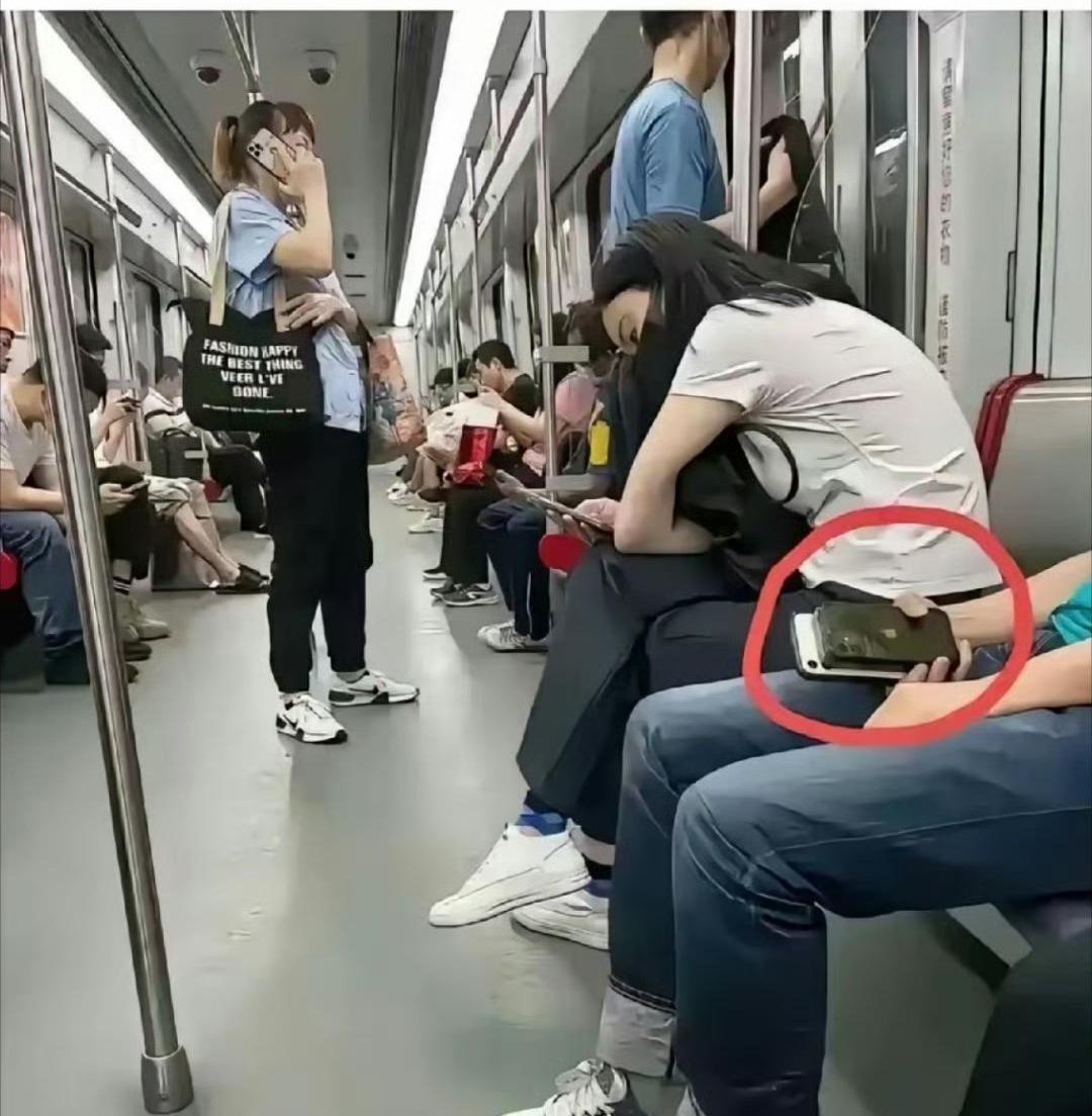 在地铁上撞见一幕我就奇了怪了现在的年轻人是怎么想的？手机还得找个搭子吗？