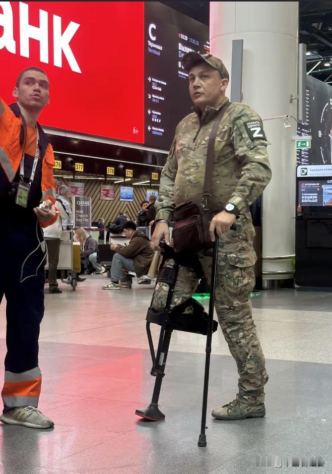 这是一名刚刚从俄乌战场上负伤回来的俄罗斯军人。虽然他最后成了一名残疾人，但是能