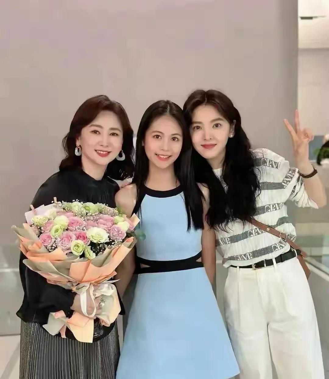 翁虹的女儿小水晶确实长得很漂亮，被誉为最美星二代一点不夸张