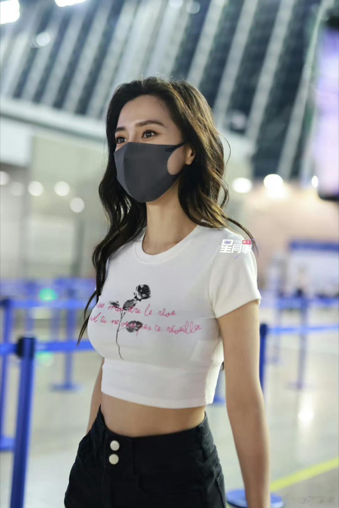 曝Angelababy没有靠黄晓明杨颖机场名场面