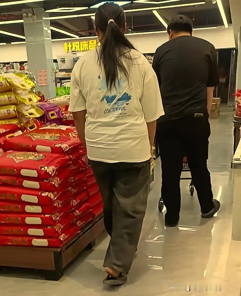 老公出差第三天，我在超市遇见前男友。他往我购物车里放了几盒避孕套。我说我不需要这